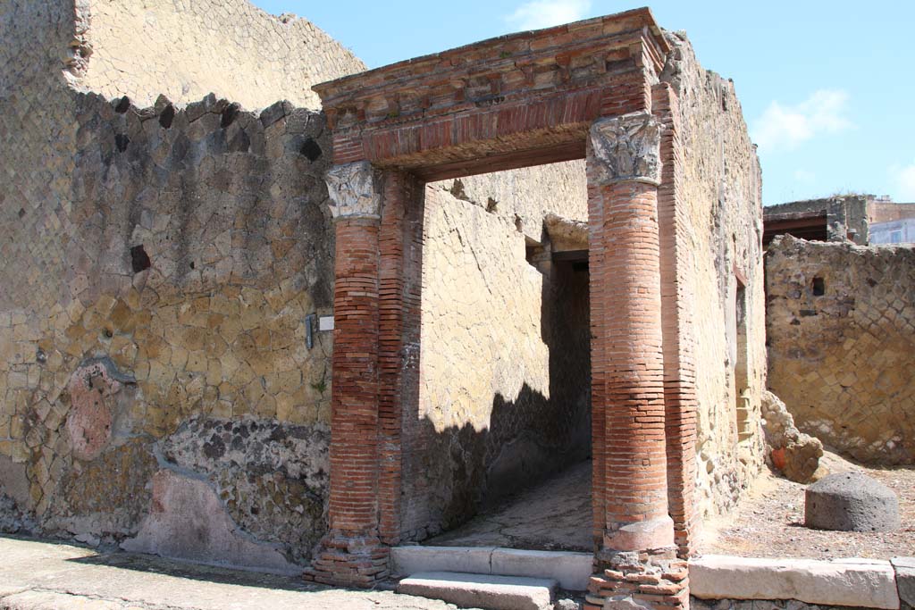 V.35 Herculaneum. April 2014. Looking north-west at entrance doorway. Photo courtesy of Klaus Heese.